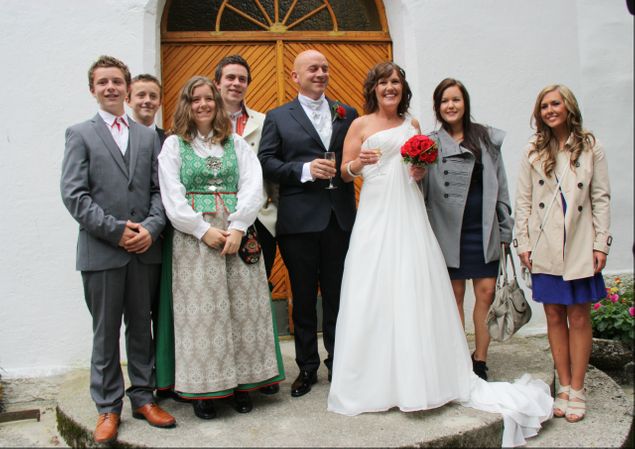 Min kjære søster Trude giftet seg 4.08.2012 med Bjørn Harald Vik i Ørland kirke. Her er hele familien samlet på trappa :-)
Foto: G.E. Martinsen