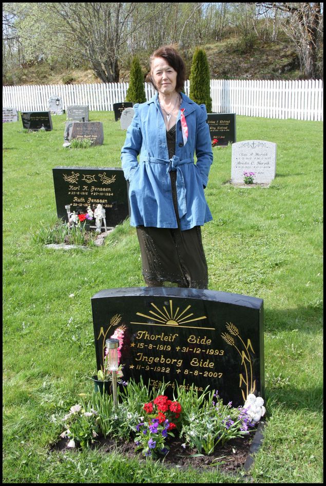 Alltid koselig å besøke mor og fars grav på 17. mai
Her 17.mai 2013
