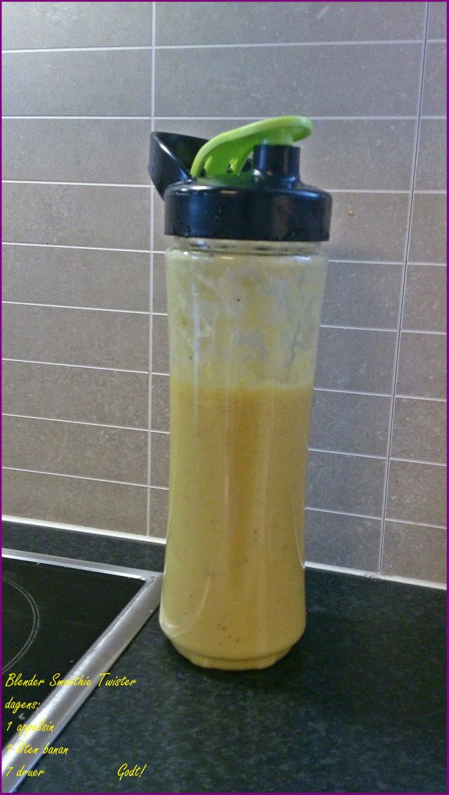 20.10.2014:
Fikk en Blender Smoothie Twister til bursdagsgave av Daniel og Annette. Dagens mix består av 1 appelsin, 1 liten banan og 7 druer (fikk ikke plass til mere). Liten hendig flott sak :-)