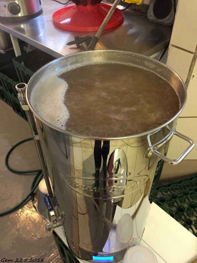 22.05.2018: Dette ølet kalles egentlig påskeøl. Men siden vi er blitt så forsinket på grunn av frosne vannrør i vinter, blir vi å kalle dette ølet for bryllups ale :-)