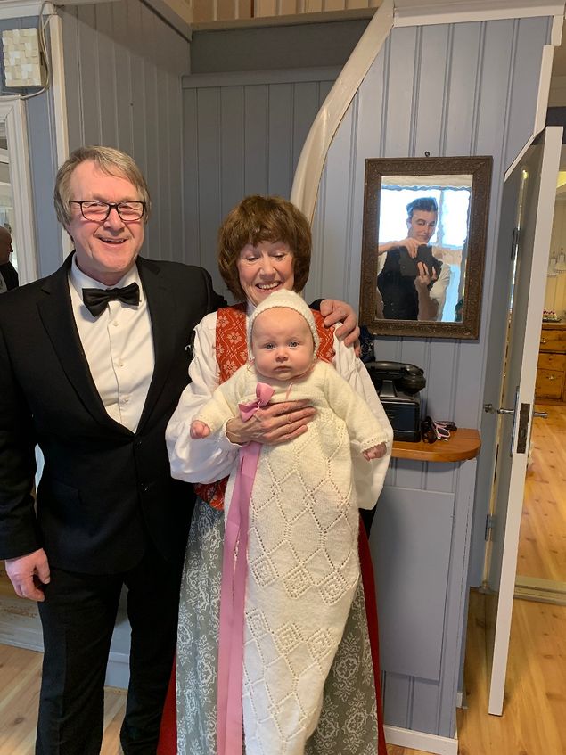 Den 24. februar ble lille Eline døpt i Jøssund kirke. Stole besteforeldre er vi. Kjolen har jeg strikket. Lille Eline kledde den så fint :-)