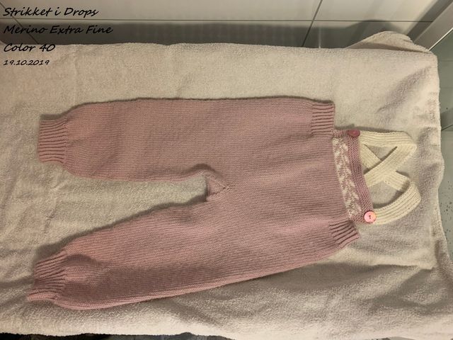 19.10.2019: Denne buksen er strikket i DROPS Merino Extra Fine farge 40, str. 2 år